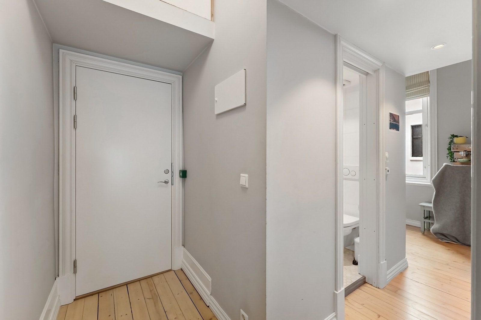 Leiligheten er delt opp med en egen separat del bestående av bad, hems og stue/ kjøkken. Leies ut for kr. 12.500,- i mnd. Galleribilde