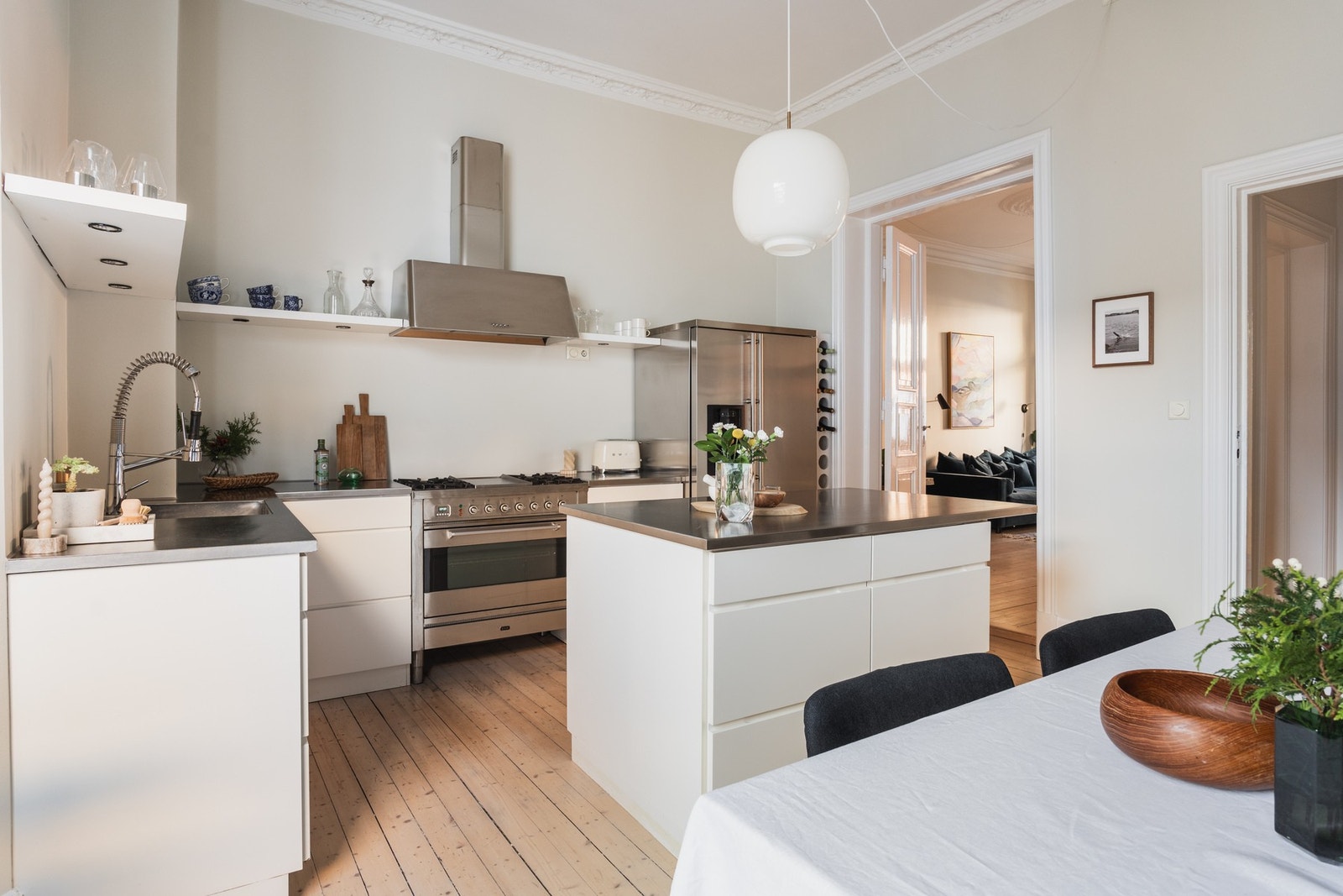 Sjarmerende og stilrent kjøkken med god plass til sosiale sammenkomster. Galleribilde