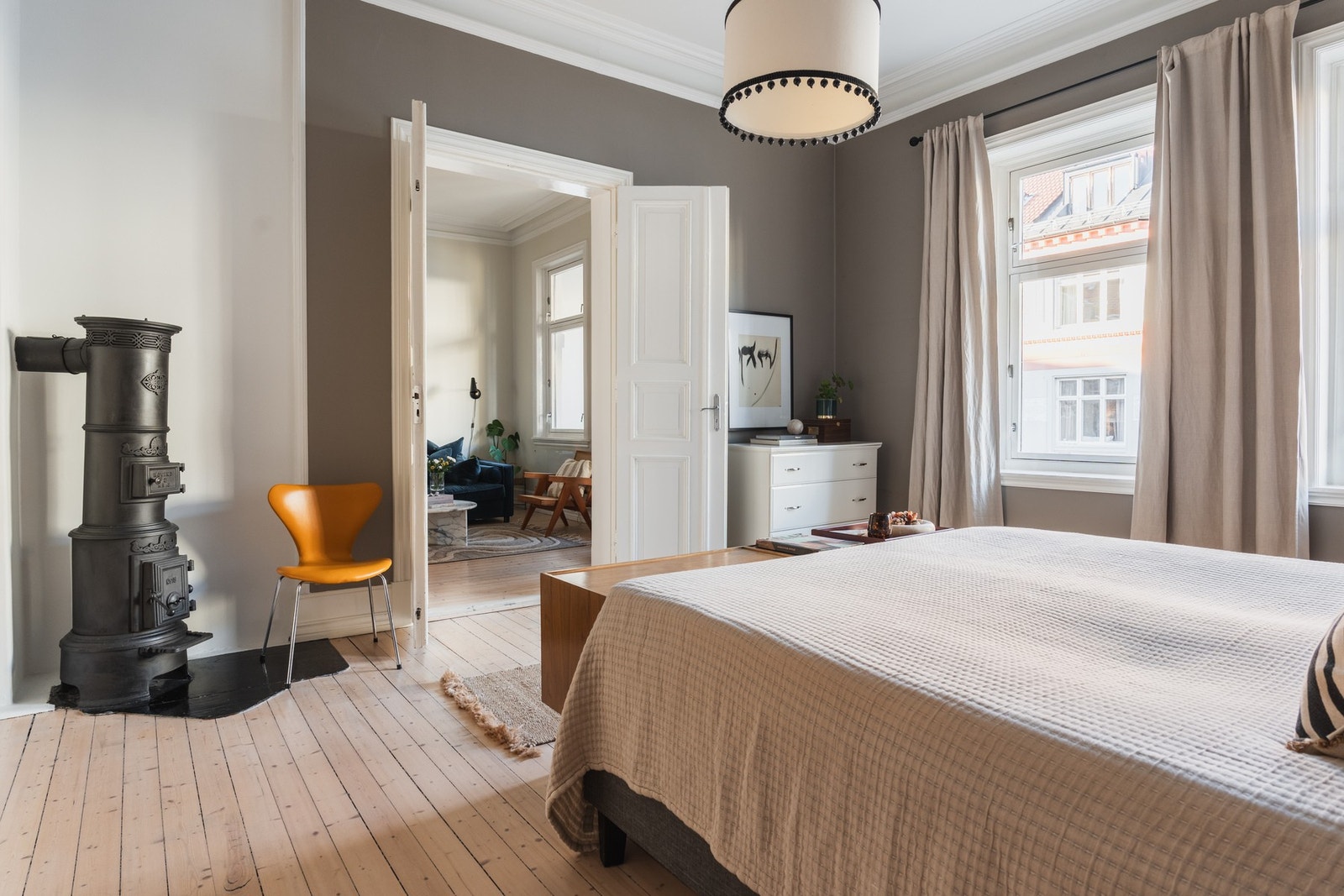 Nydelige, doble fløydører skiller dette rommet og stuen. Galleribilde