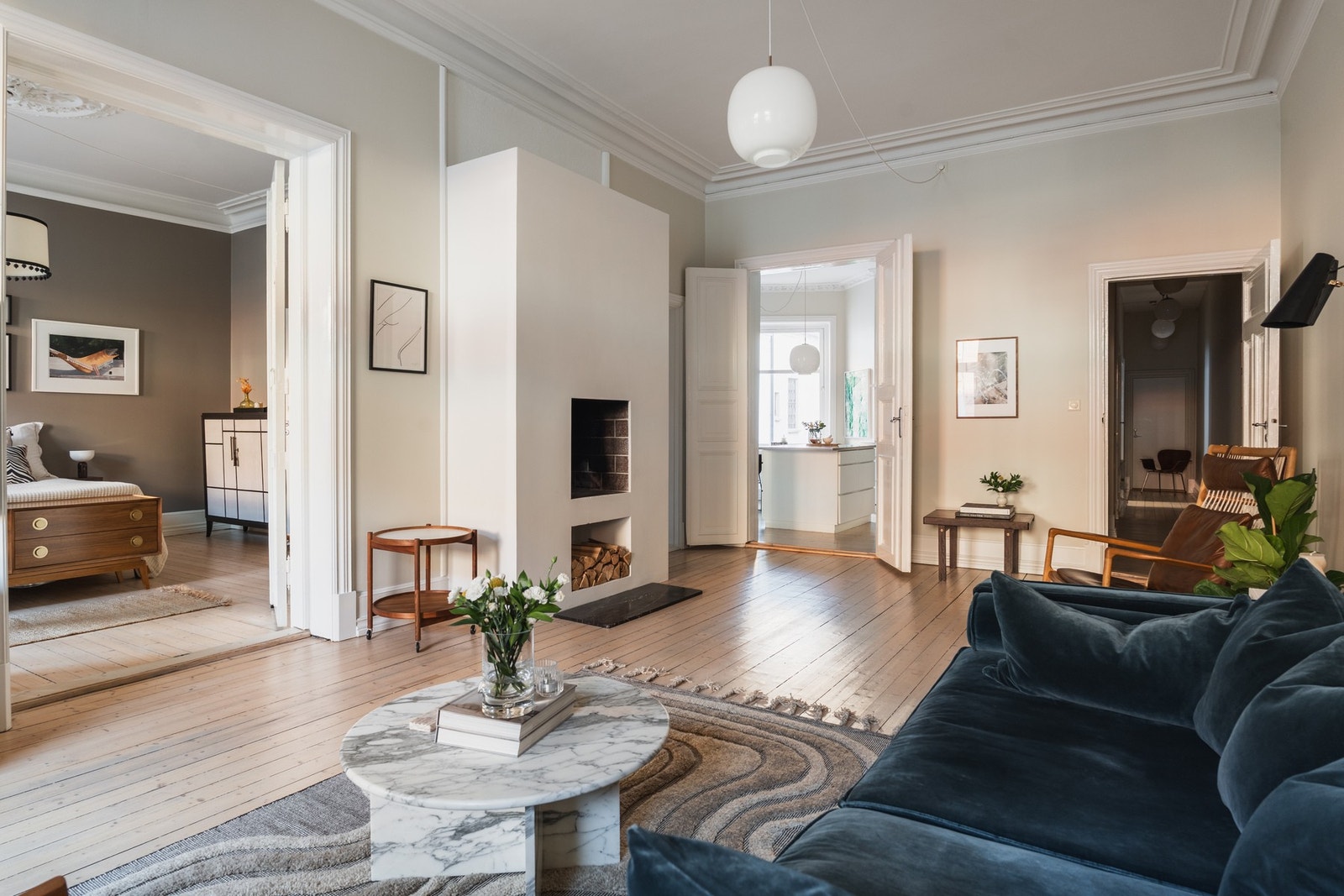 Originale tregulv, vakker peis og klassiske detaljer skaper en tidløs atmosfære. Galleribilde