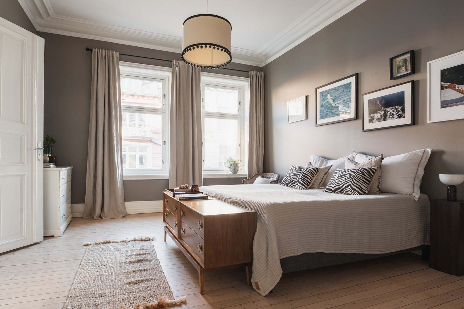 Hovedsoverom av generøs størrelse, kan også benyttes som spisestue. Galleribilde