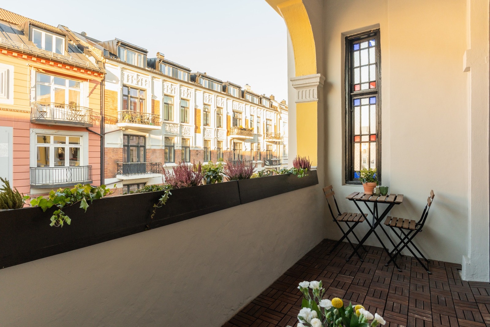 Balkongen oppleves som en forlengelse av stuen store deler av året. Galleribilde