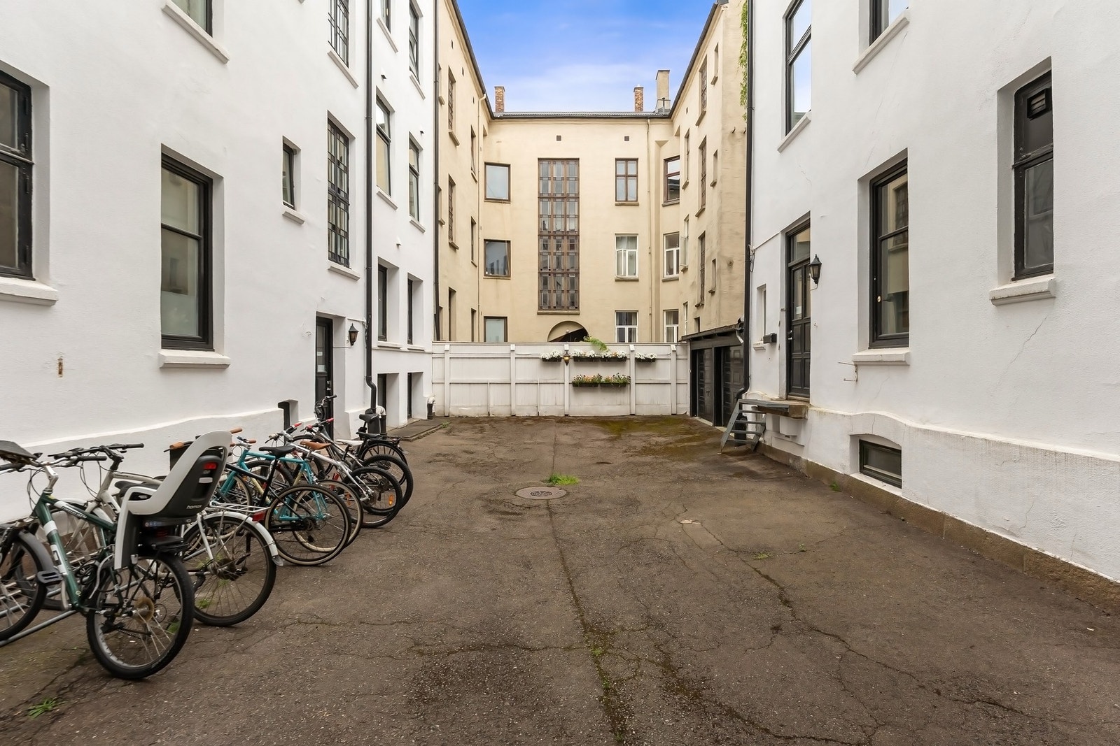 Sykkelparkering i bakgården. Galleribilde