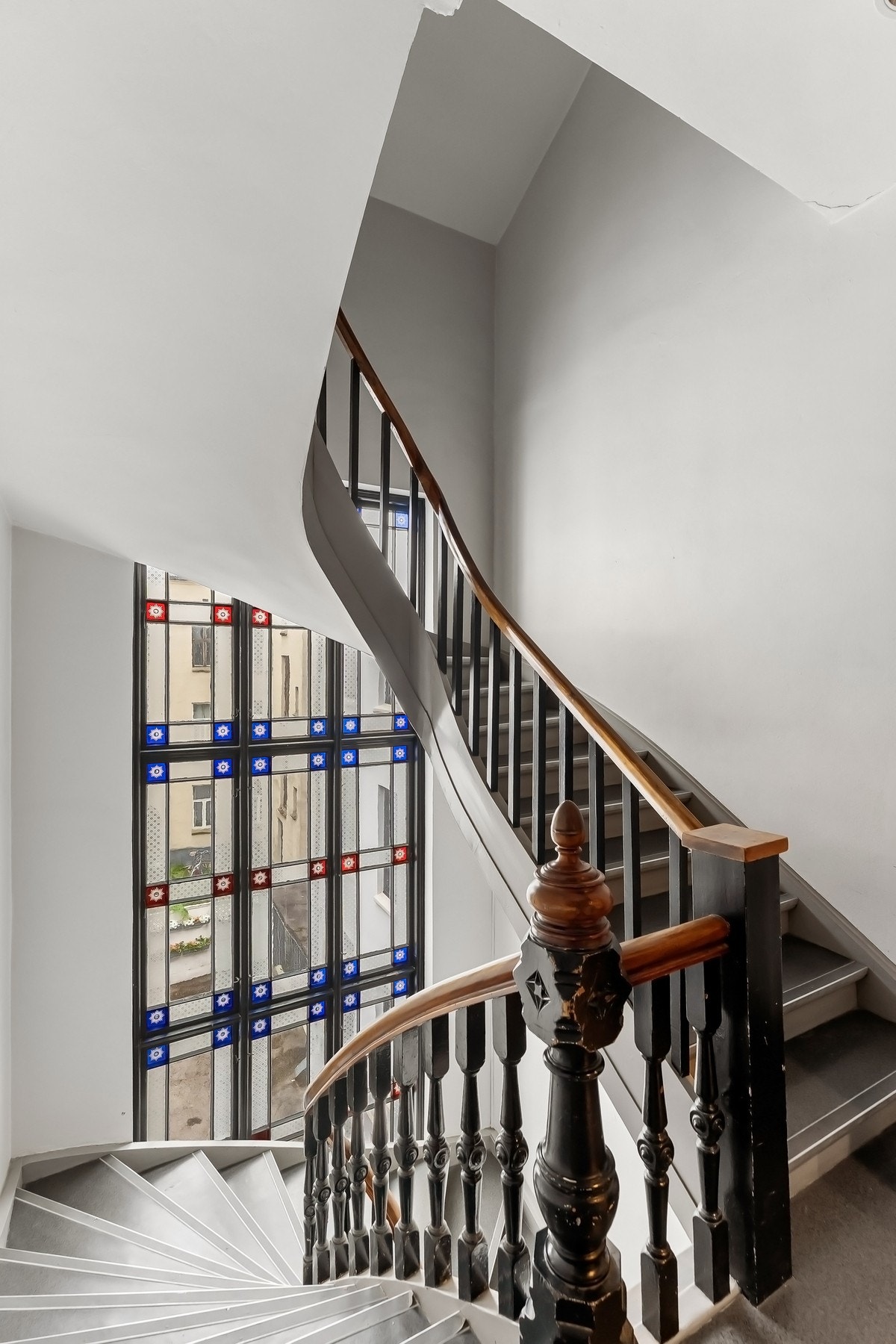 Representativt og vakker trappeoppgang med originale detaljer. Galleribilde