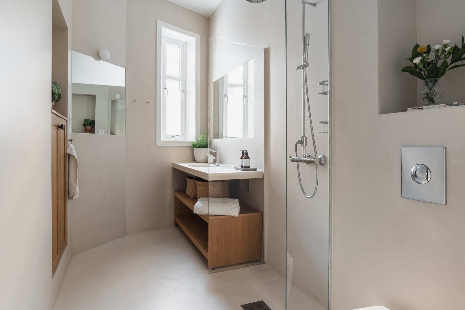 Smakfullt innredet bad med varmekabler og plassbygde eikemøbler. Galleribilde