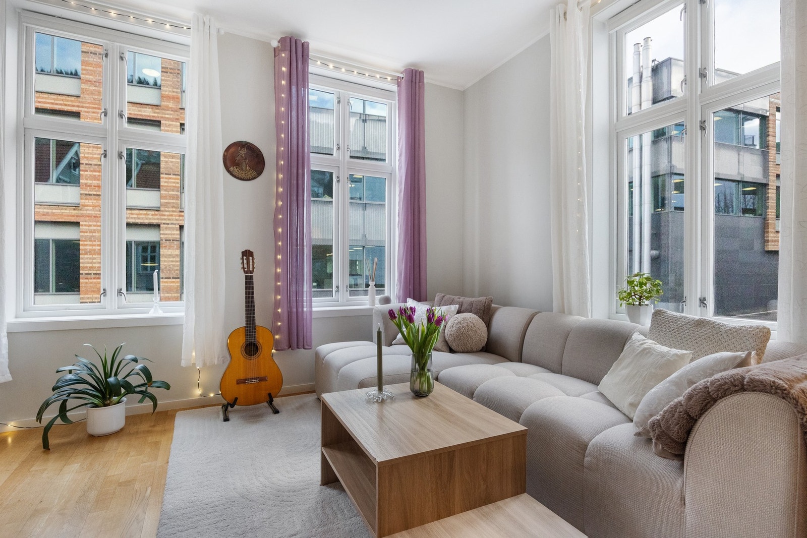 Store vindusflater sikrer godt med naturlig lysinnslipp Galleribilde