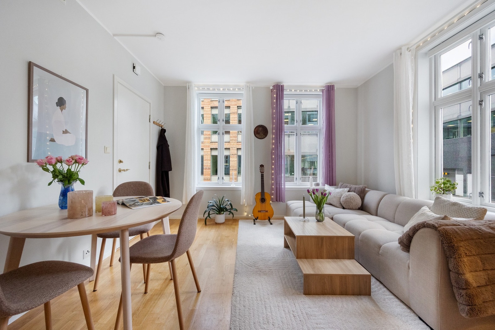 Leiligheten består av stue, kjøkken, soverom og bad Galleribilde