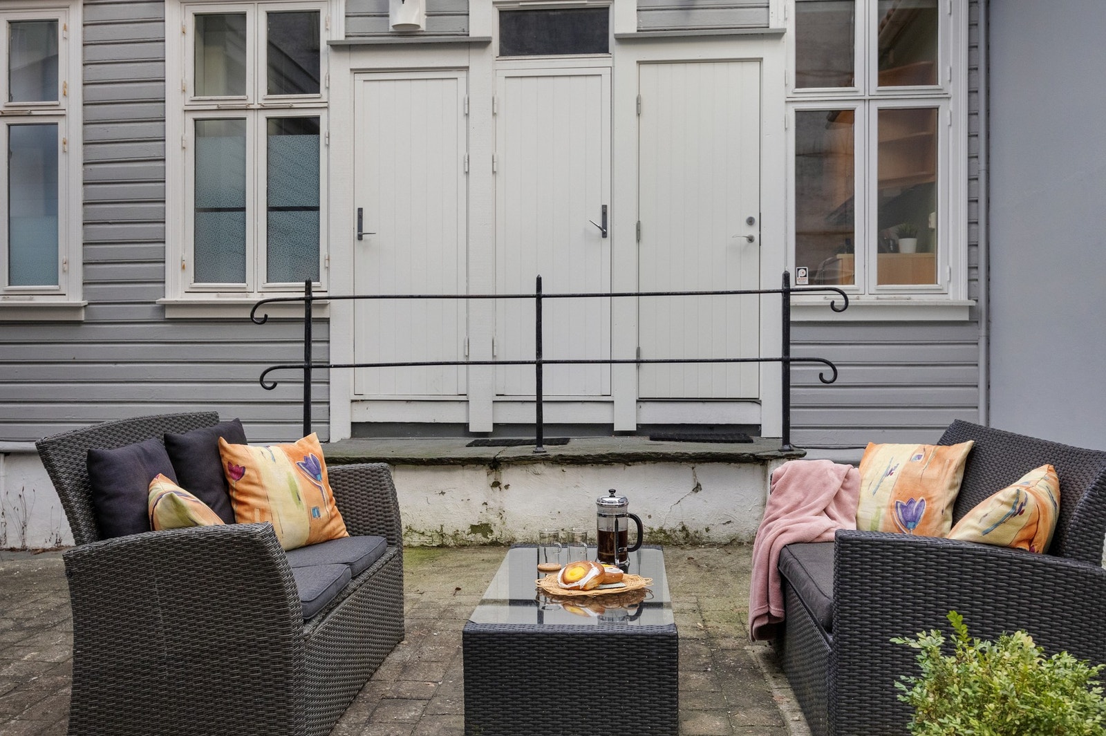 Sameiet har tilgang til stor felles uteplass som kan nytes på de varmeste dagene Galleribilde