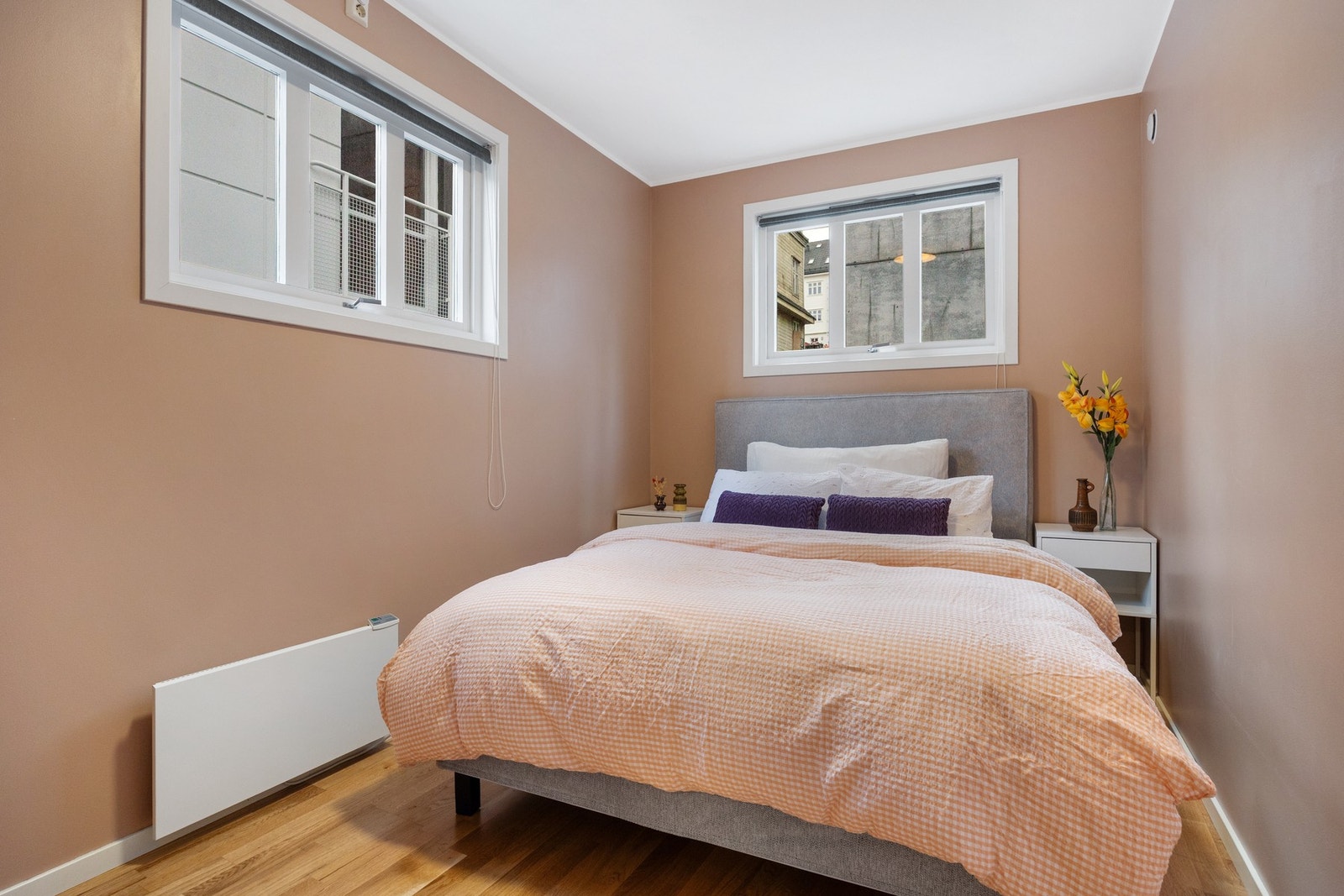 Soverommet er romslig med god plass til ønsket seng, nattbord og garderobeløsning Galleribilde