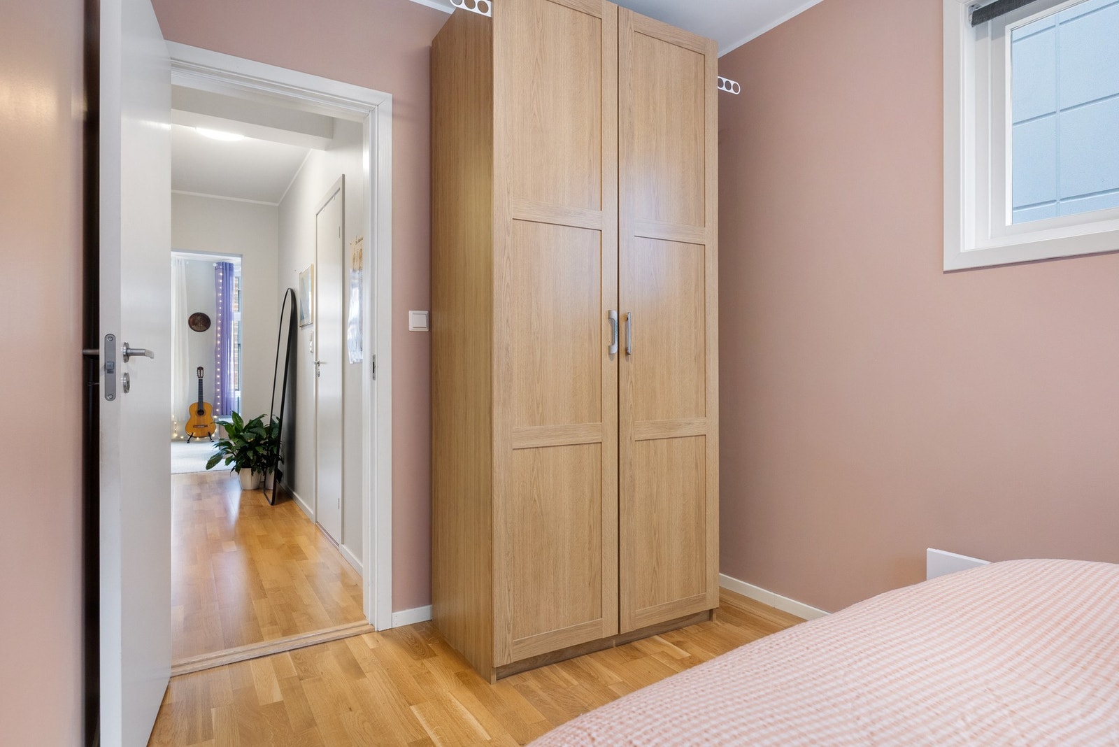 Garderobeskap medfølger handelen Galleribilde