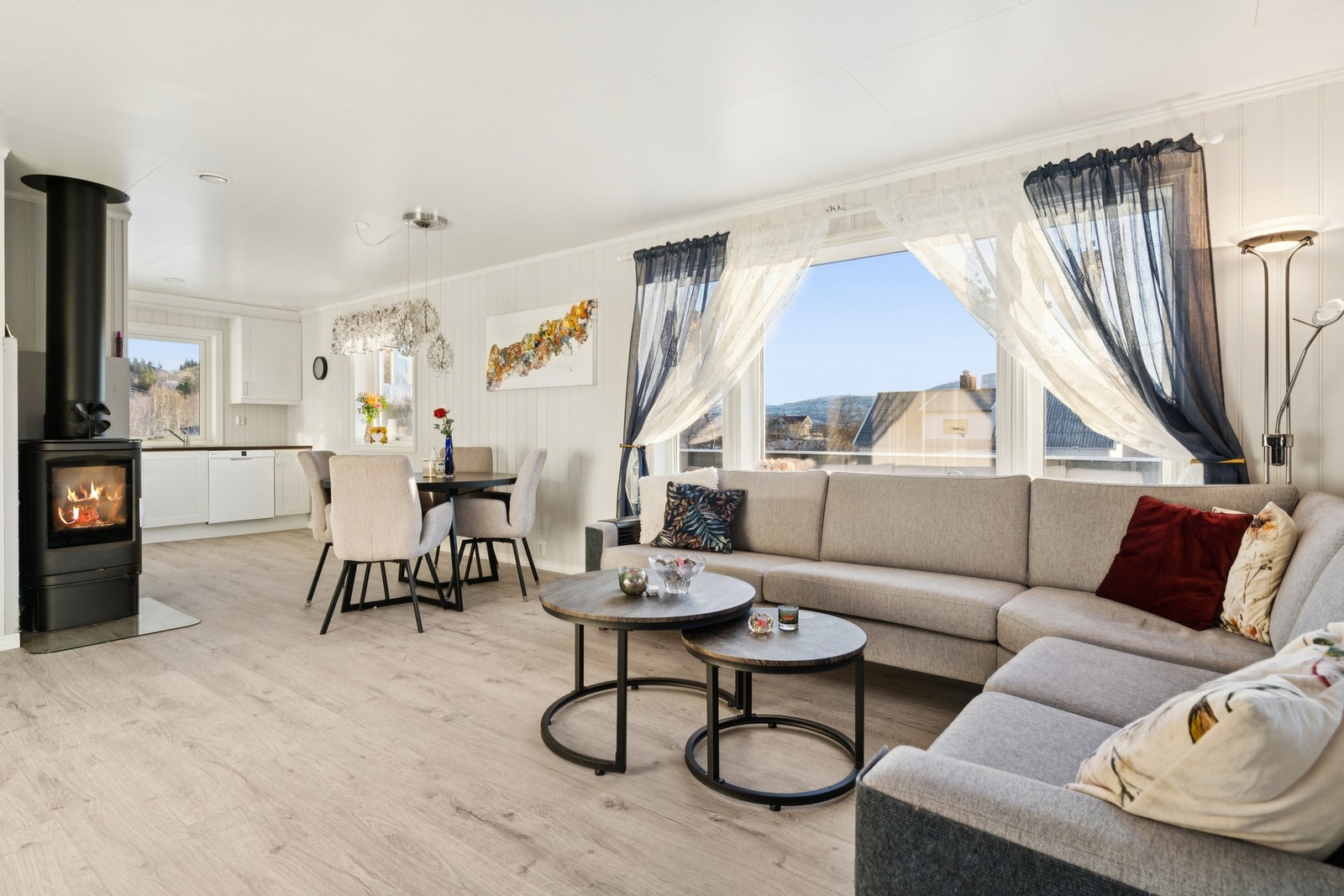 I tillegg til vedovn er det varme i gulv. Galleribilde