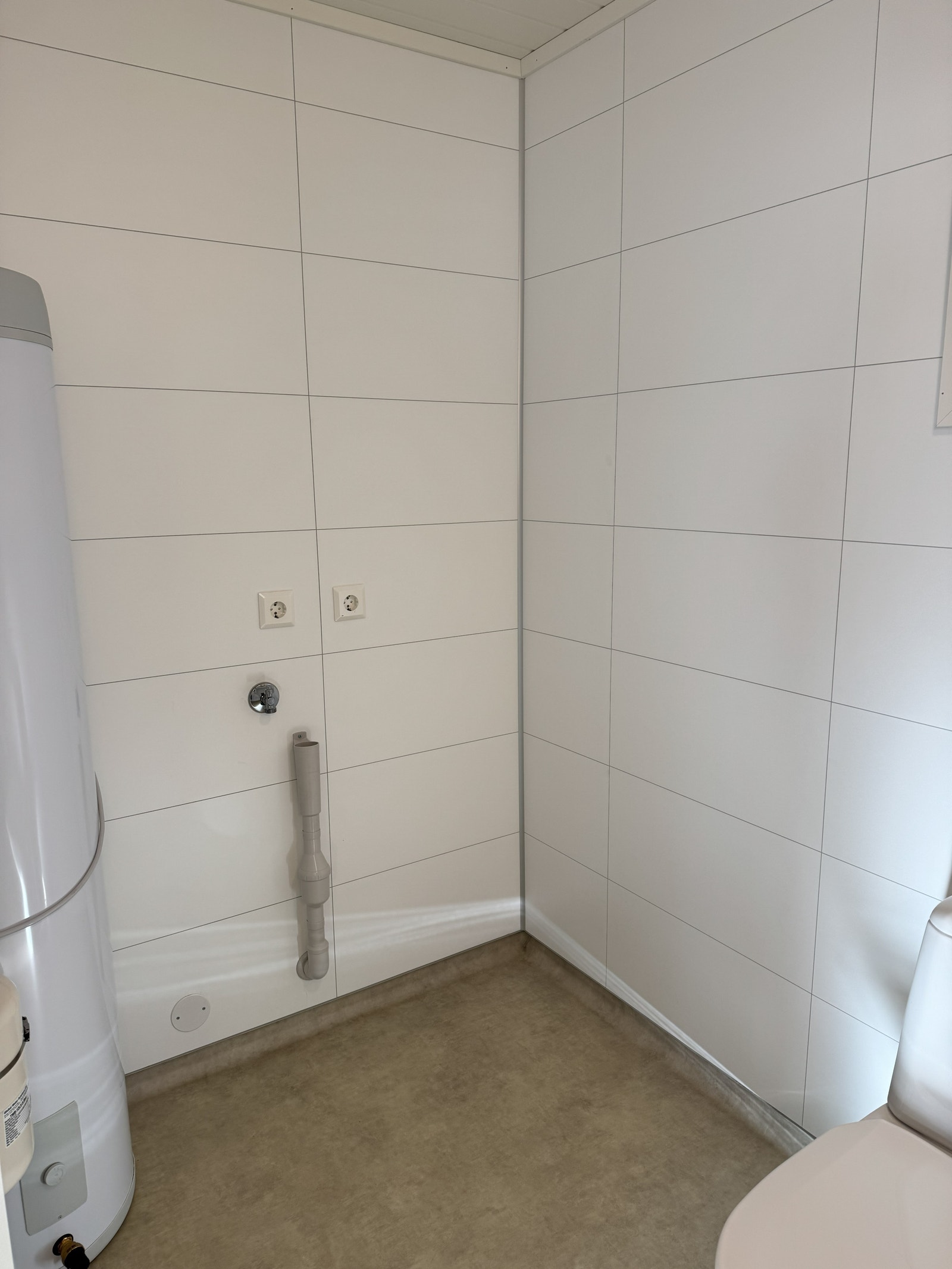 Bad er klargjort for vaskemaskin og tørketrommel Galleribilde