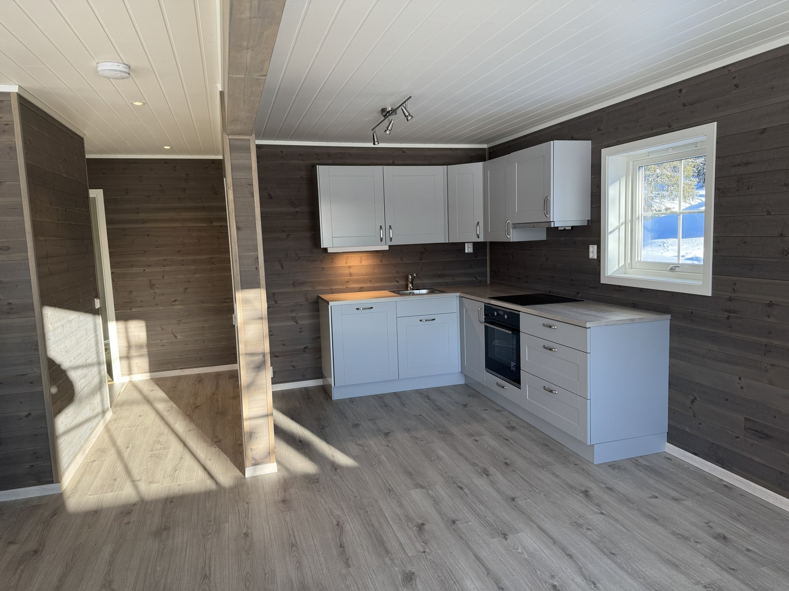 Åpen løsning mellom stue og kjøkken Galleribilde