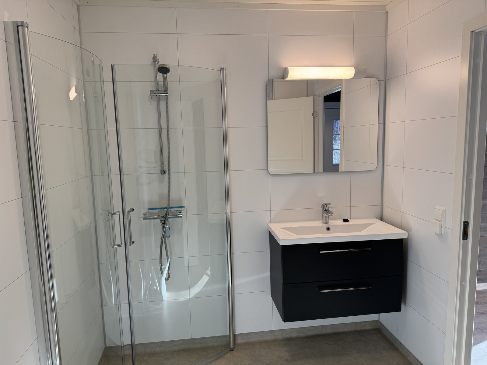 Lyst og innbydende bad med varmekabler i gulv Galleribilde