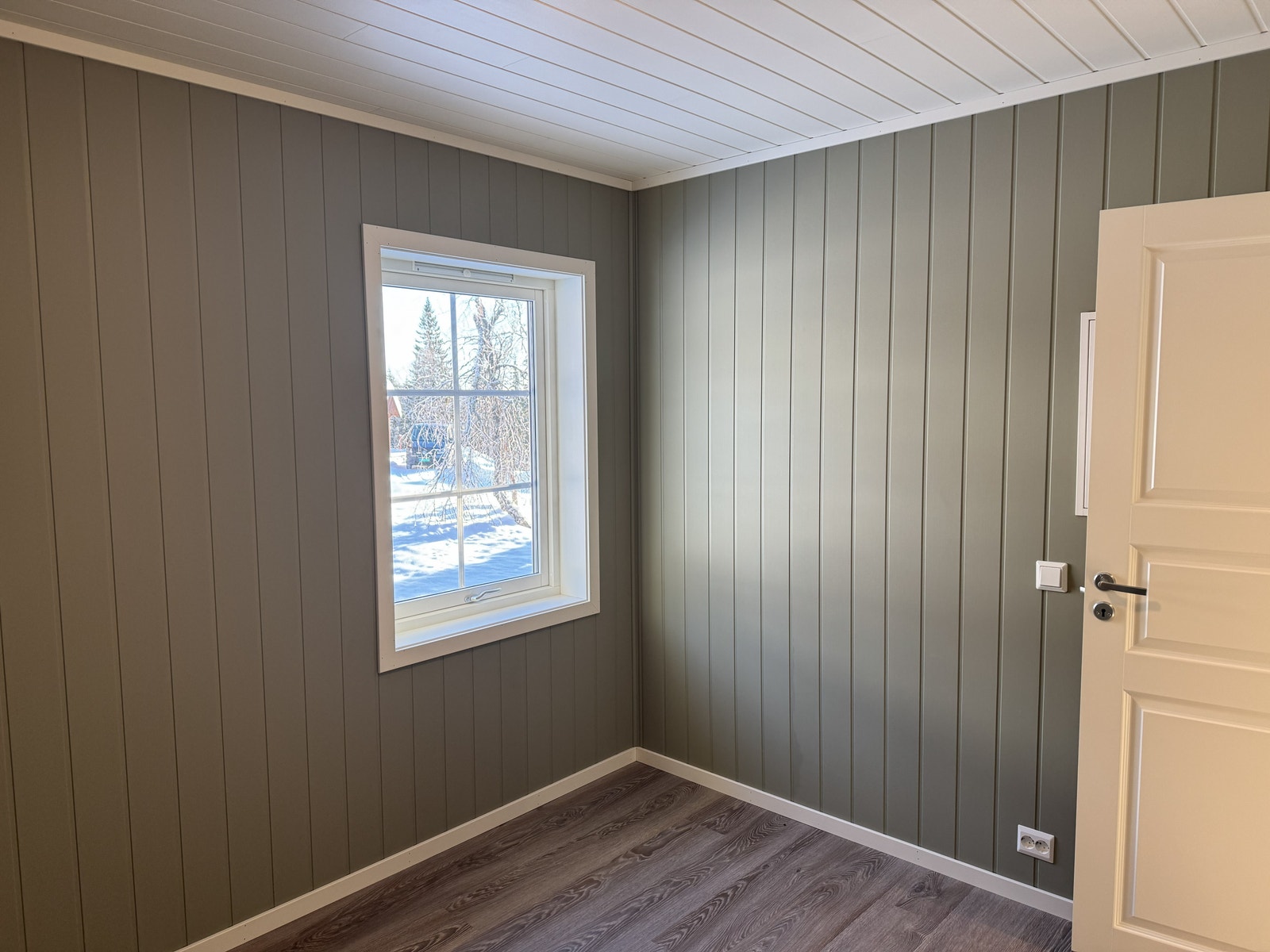 Romslig soverom i 1. etasje Galleribilde