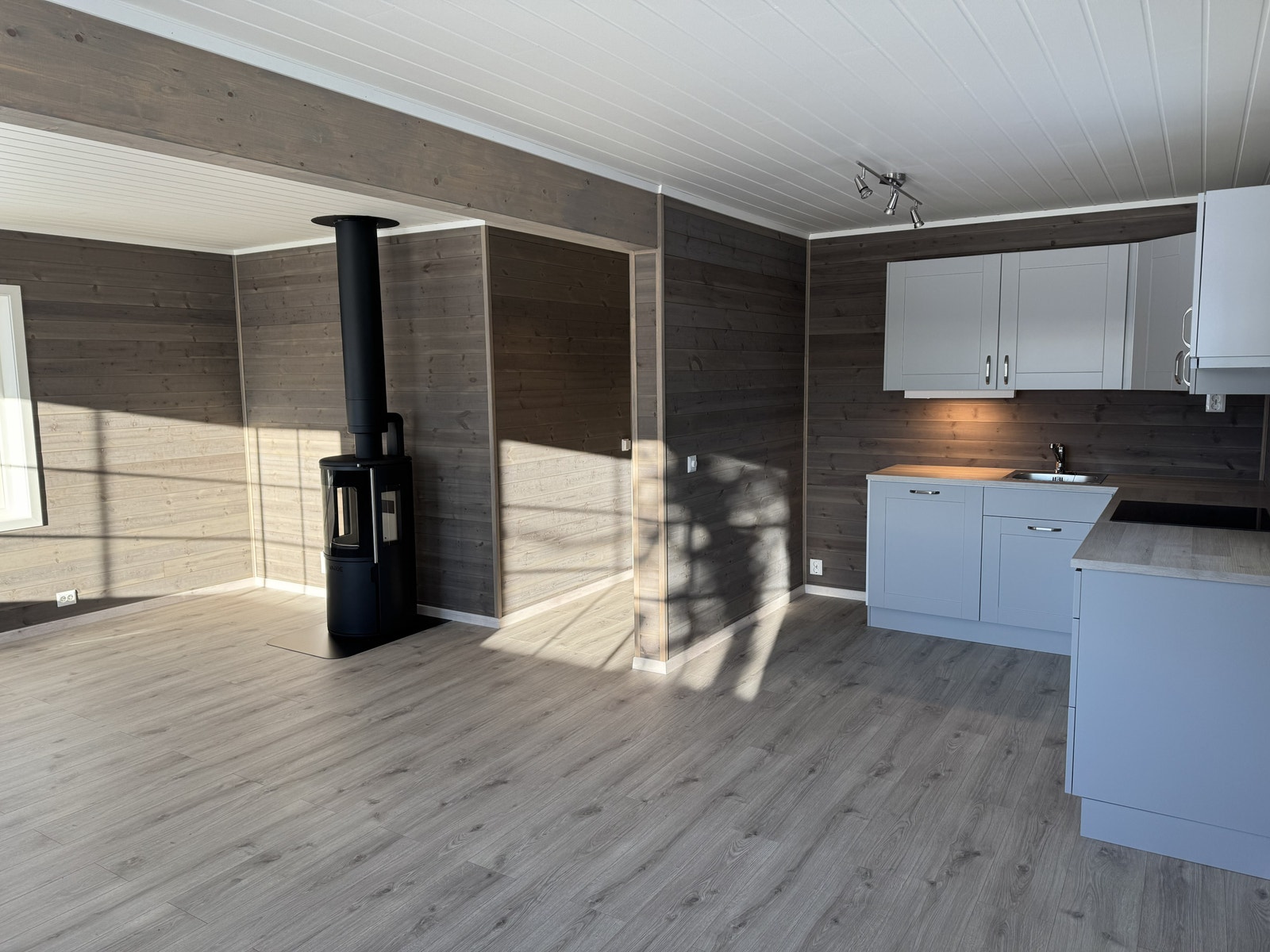 Stue/kjøkken med oppvarming med ved og varmekabler i gulv Galleribilde