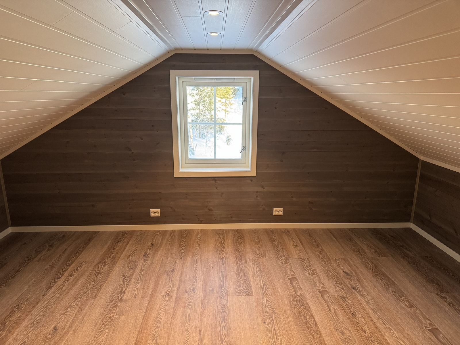 God plass til møblering på soverom hems Galleribilde