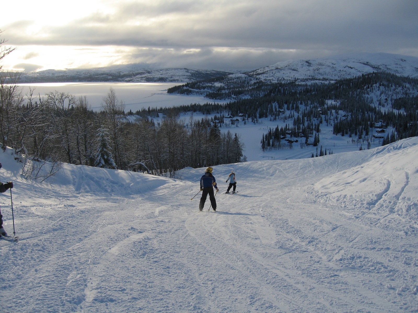 Hytta ligger i umiddelbar nærhet til skianlegg med alpinbakke og flotte oppkjørte løyper for langrenn Galleribilde