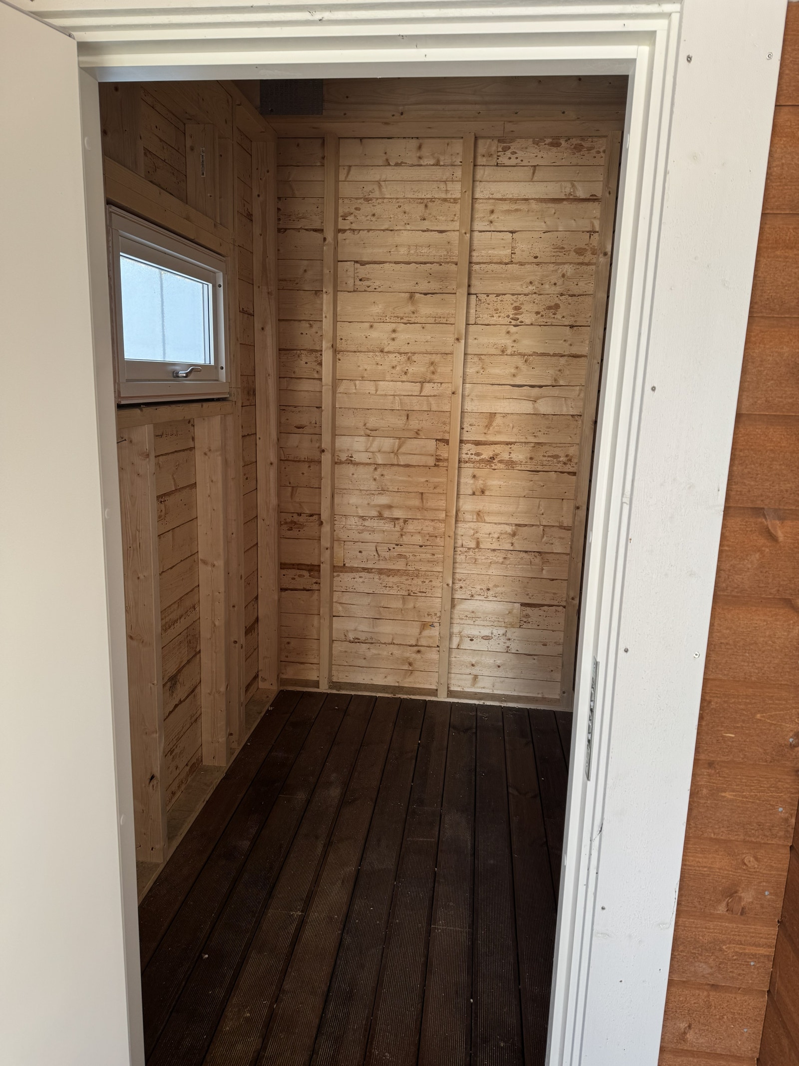 Utvendig luftig bod. Her er det plass til både ved og ski Galleribilde