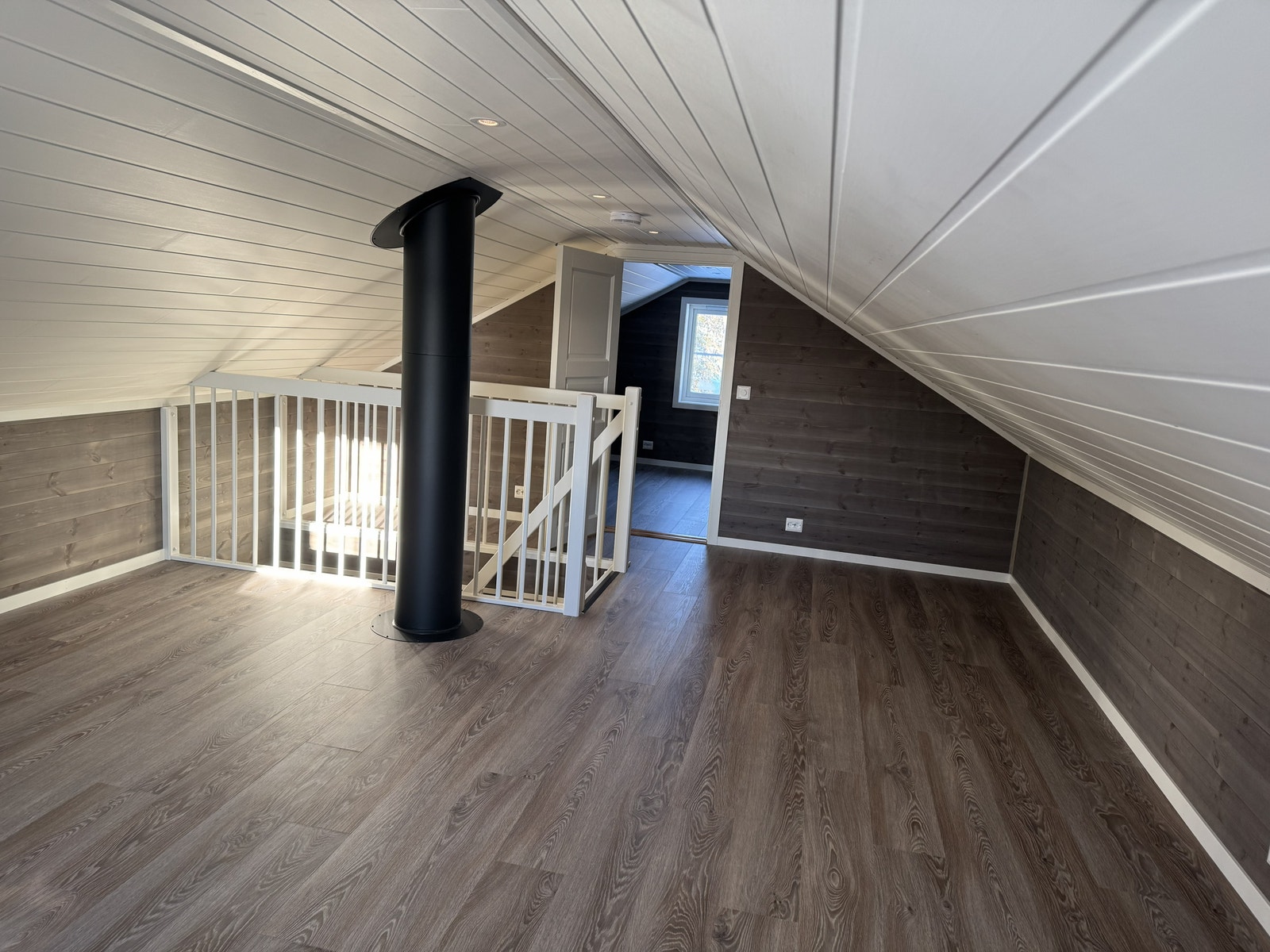 Hems. Areal er ikke medregnet i BRA da høyde på midten er ca 1,85 m. Ikke måleverdig areal på hems er 40 m². Galleribilde