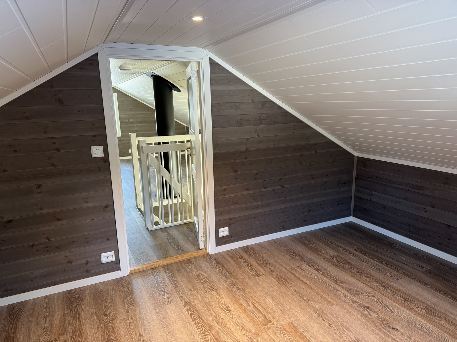 Romslig soverom på hems Galleribilde