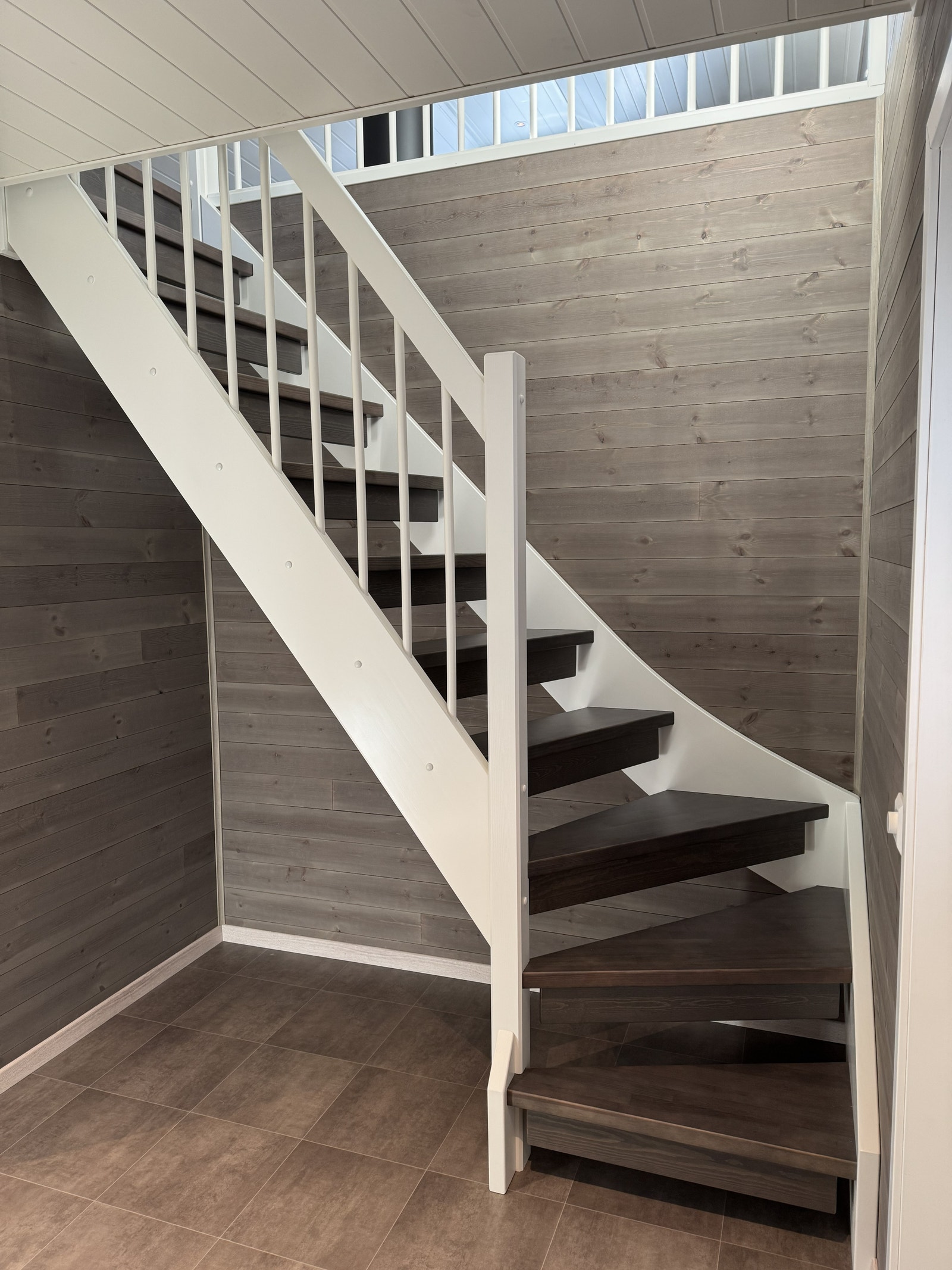 Gang med trapp til hems. God plass til lagring under trapp. Varmekabler i gulv. Galleribilde