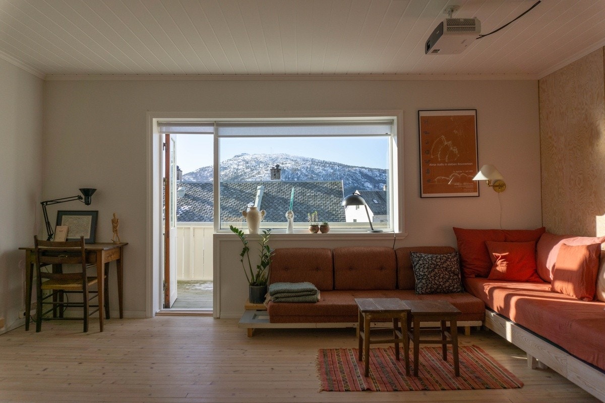 Lys stue med utsikt mot Løvstakken Galleribilde