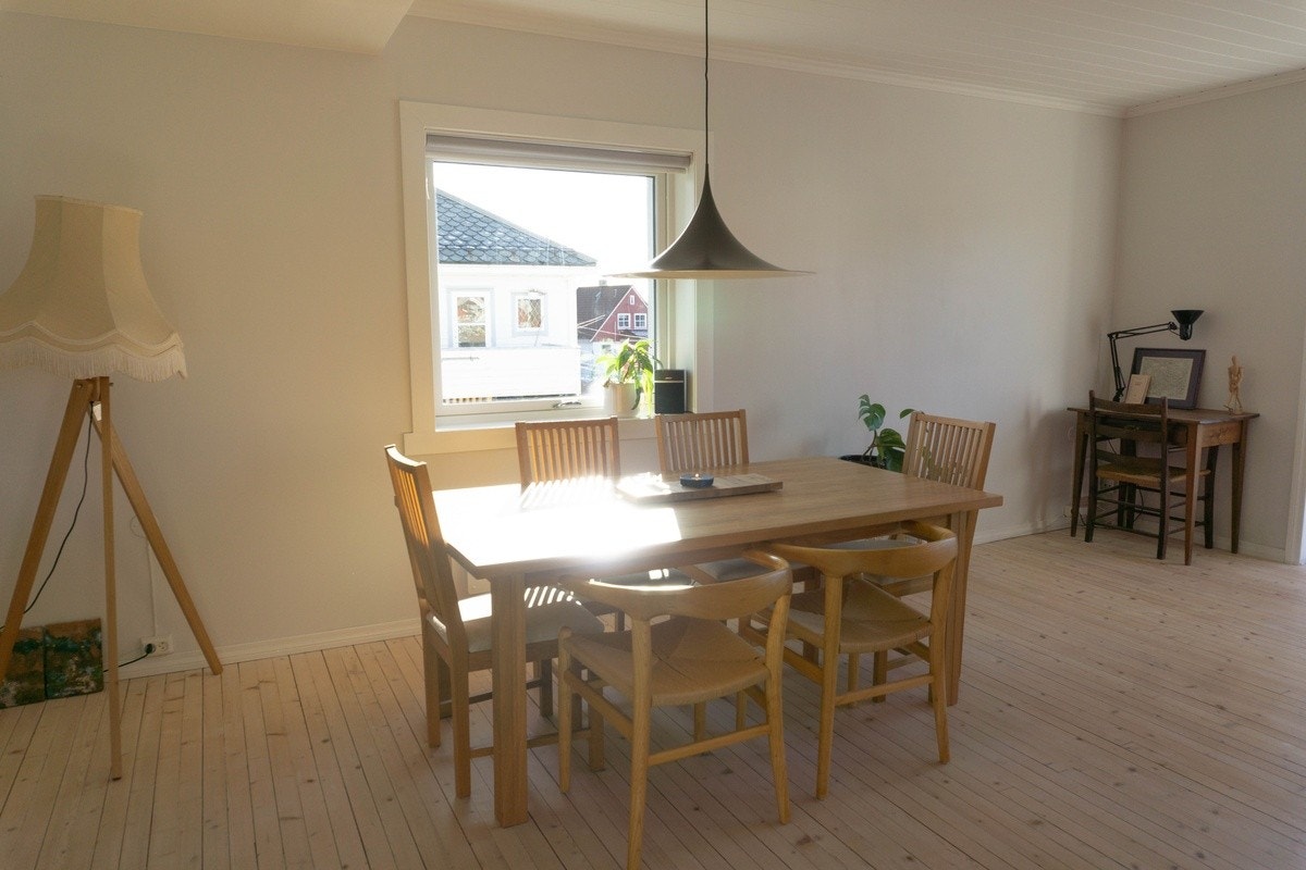 Spisebord i stuen Galleribilde