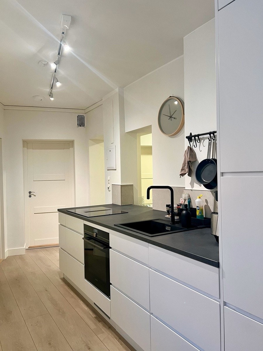 Kjøkken, ekstra dyp benkeplate mot åpning til spiseplassen. Galleribilde