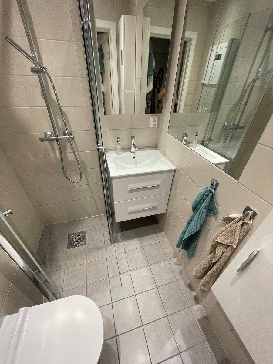 Nytt bad med vegghengt WC og dusjhjørne med foldeglassdører. Galleribilde