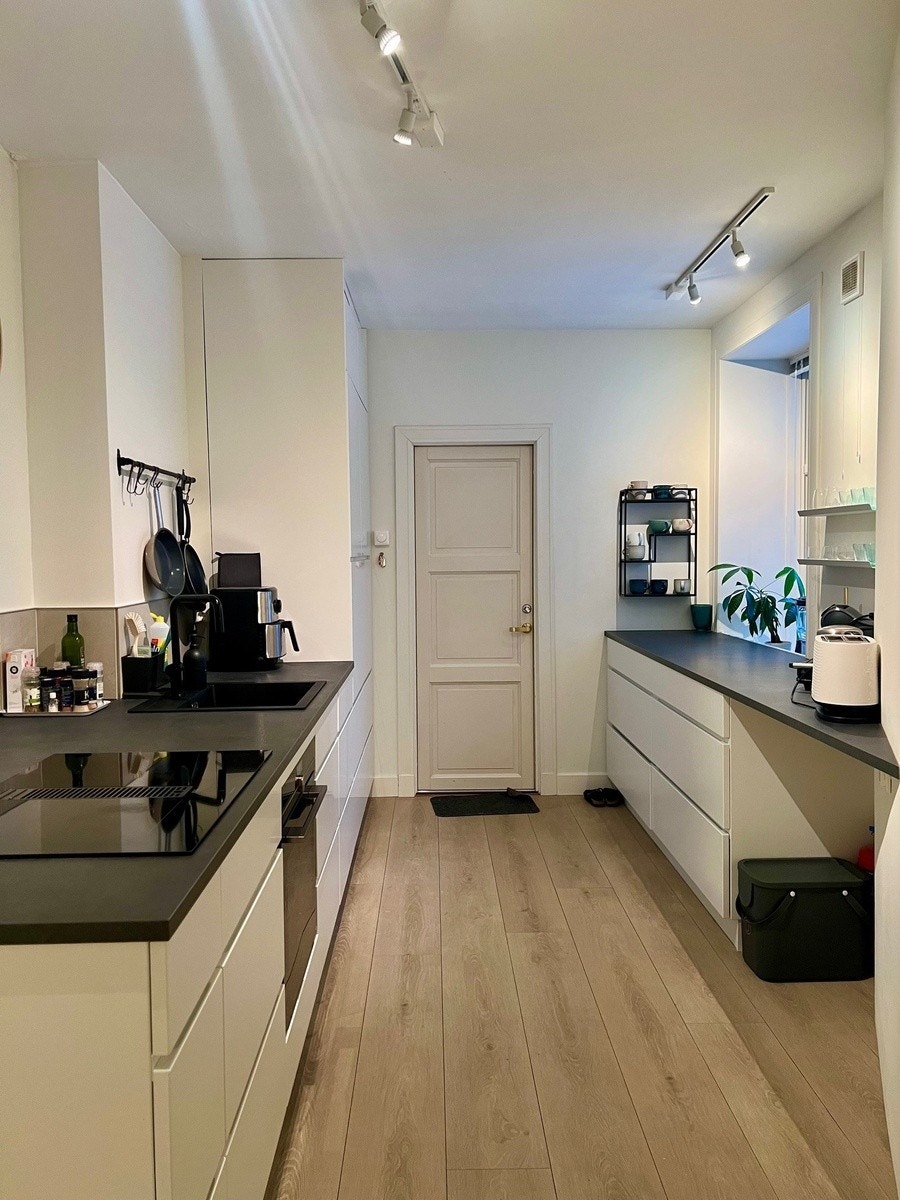 Nytt moderne kjøkken i 2022. Følger med mye utstyr. Godt med benkeplass. Galleribilde