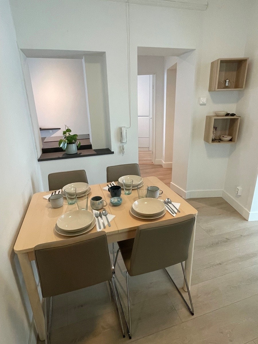 Nytt spisebord med plass til 4, og bordet kan utvides til 8 personer. Galleribilde