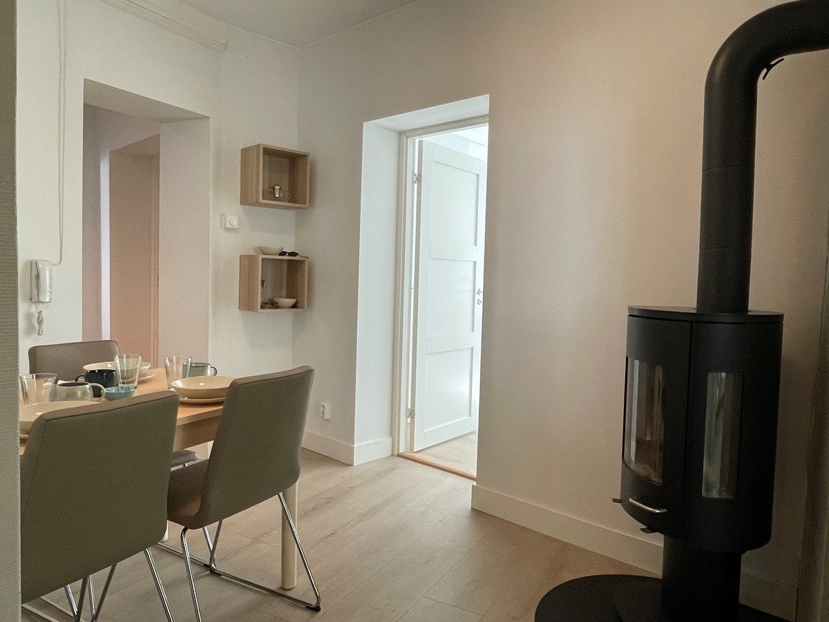 Ny vedovn montert i spisestua mellom kjøkkenet og stua. Galleribilde