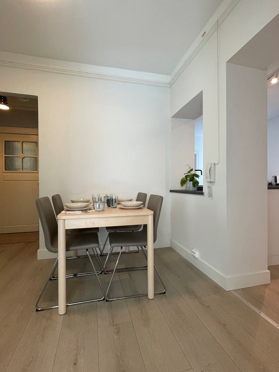 Spisestua, inngangsdør til venstre, åpning til kjøkken til høyre. Galleribilde