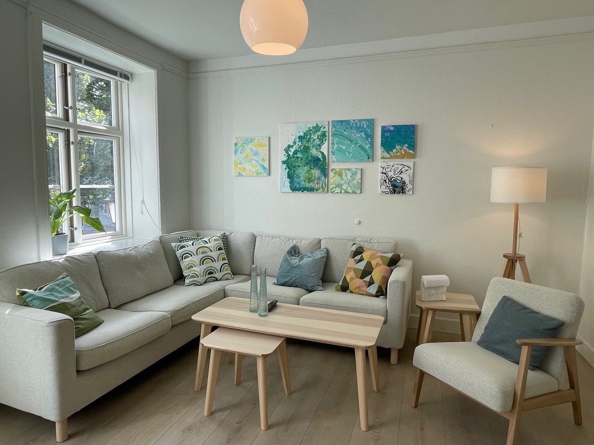 Lys og hyggelig felles stue med nye møbler. Galleribilde