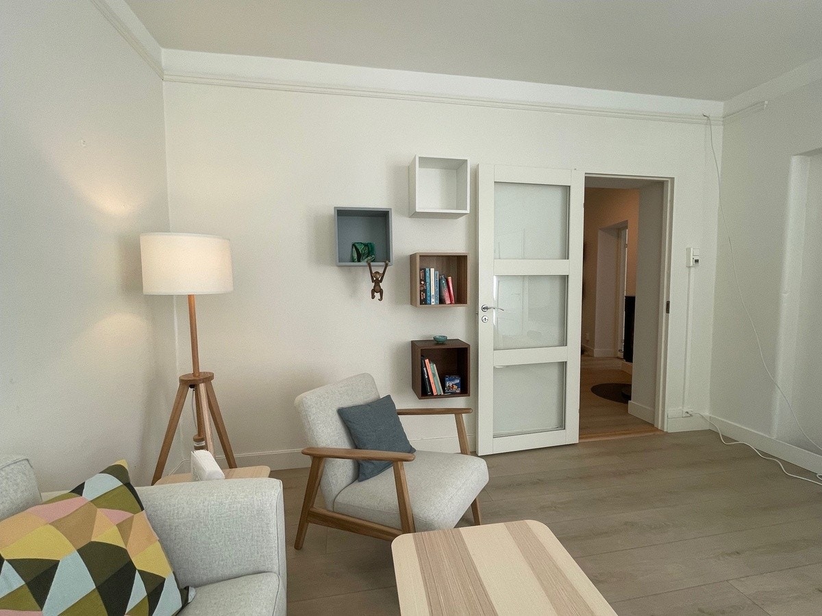 Felles stue, glassdør inn til spisestua. Galleribilde