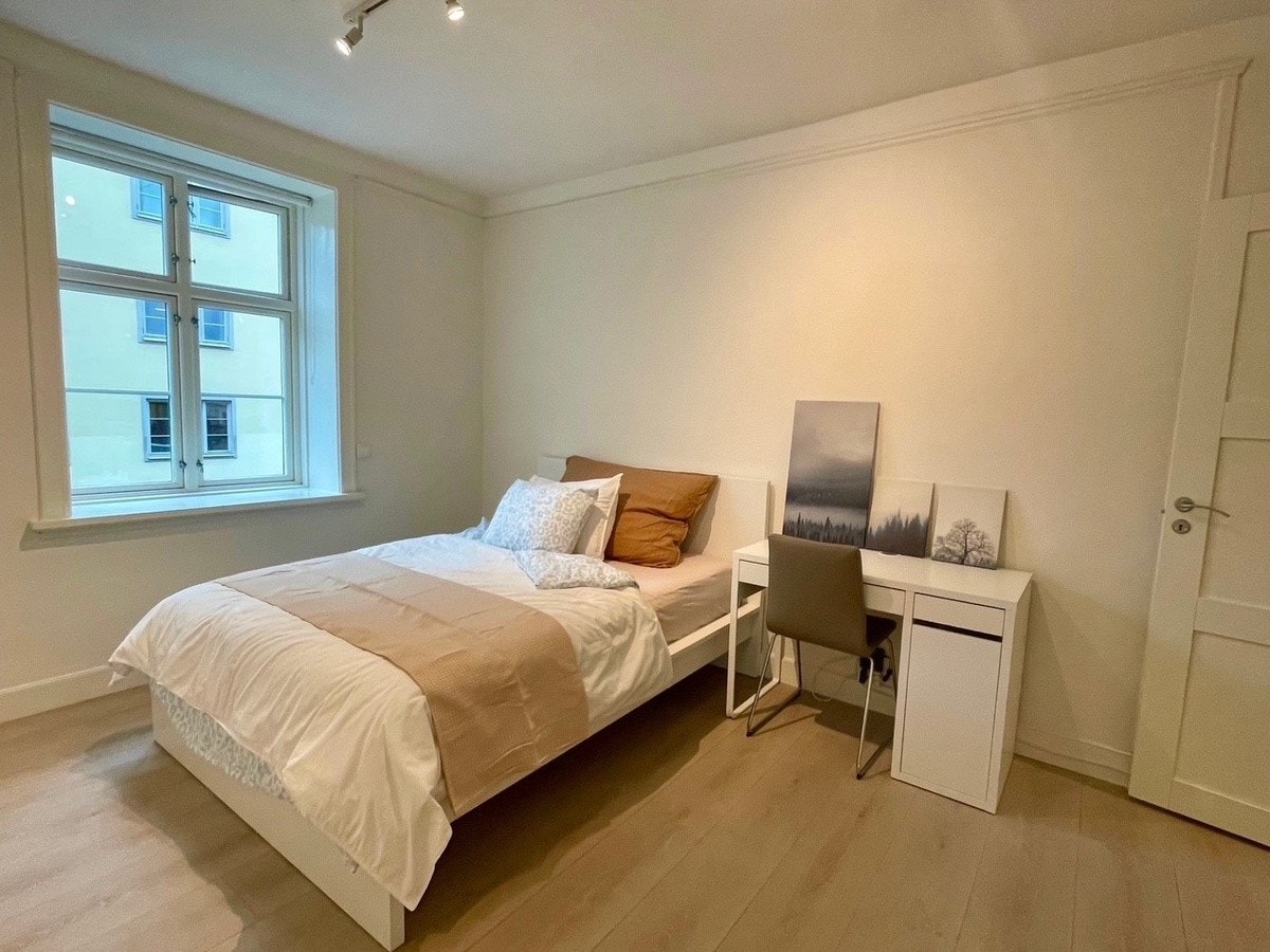 Ledig soverom nr 3. Lystett rullgardin i vinduet. Galleribilde