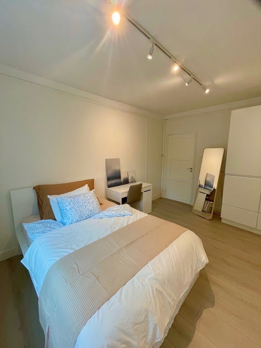 Ledig soverom nr 3 (14 kvm). Møblert m/140 cm seng, skrivepult, stol, stort speil og skap. (Annet speil enn vist på bildet medfølger). Galleribilde