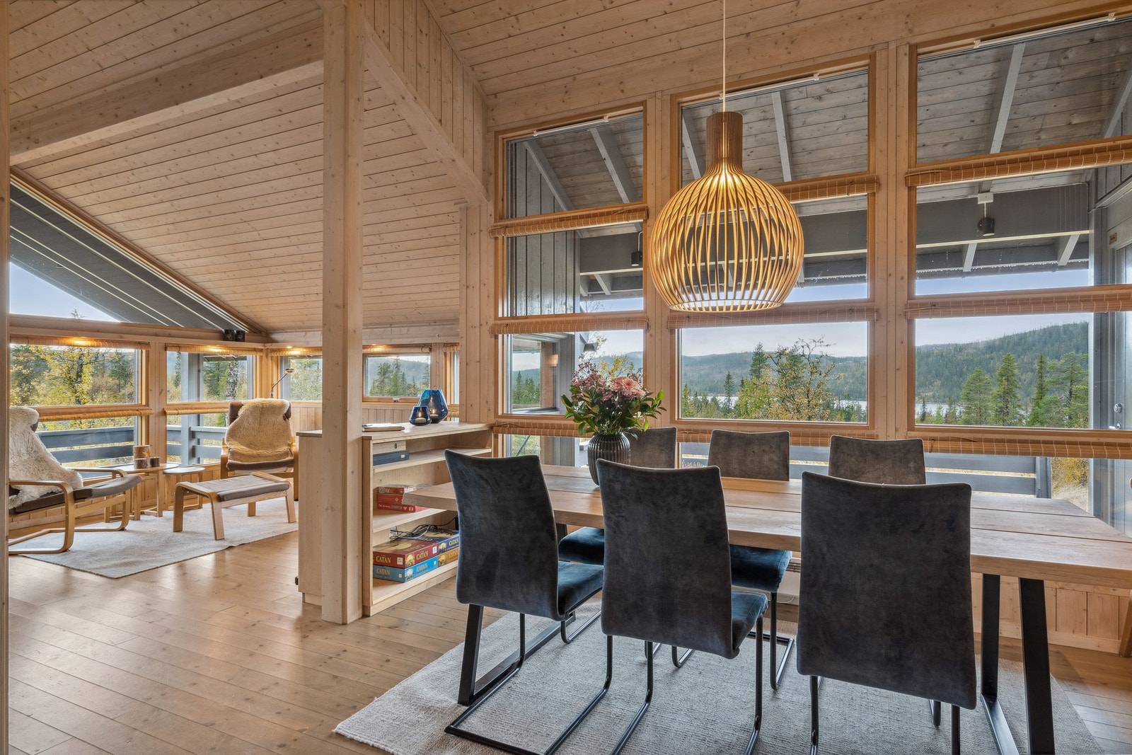 Hyttemodellens karakteristiske liggende vinduer slipper inn godt med naturlig lys gjennom hele rommet. Galleribilde