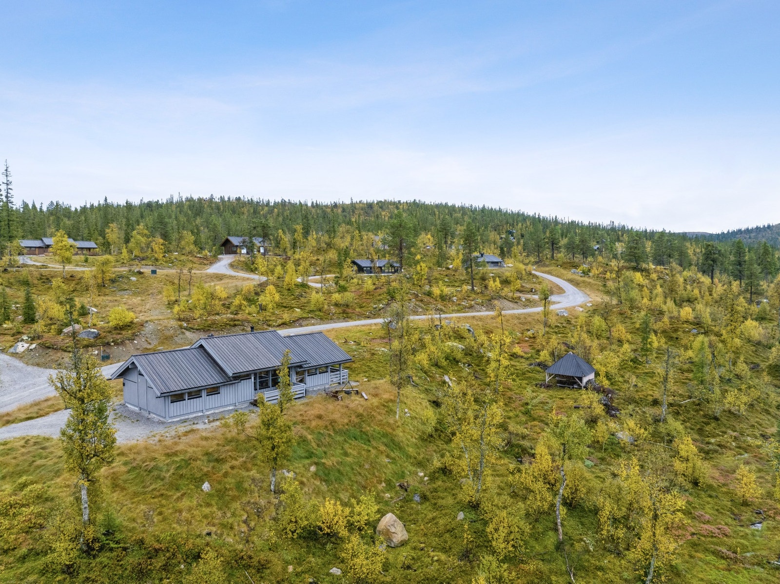 Fritidsbolig beliggende ved Hellsenningen i Hedalen. Området består av et nyetablert hytteområde. Galleribilde