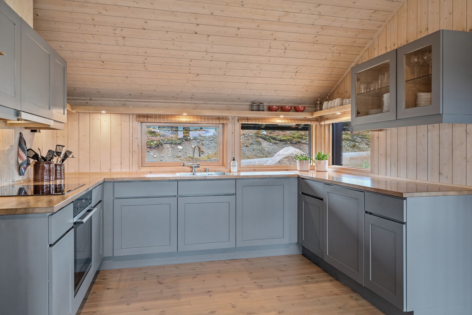 Kjøkkeninnredning i heltre med godt med benk- og skapplass. Galleribilde