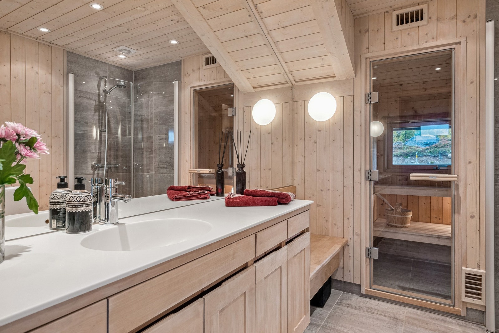 Bad innredet med servant med underskap, toalett, dusjhjørne med dusjdører, samt opplegg for vaskemaskin. Galleribilde