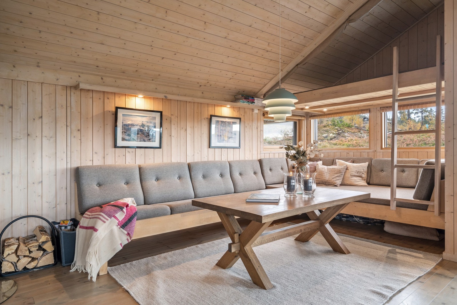 Lys og luftig stue med god takhøyde. Galleribilde