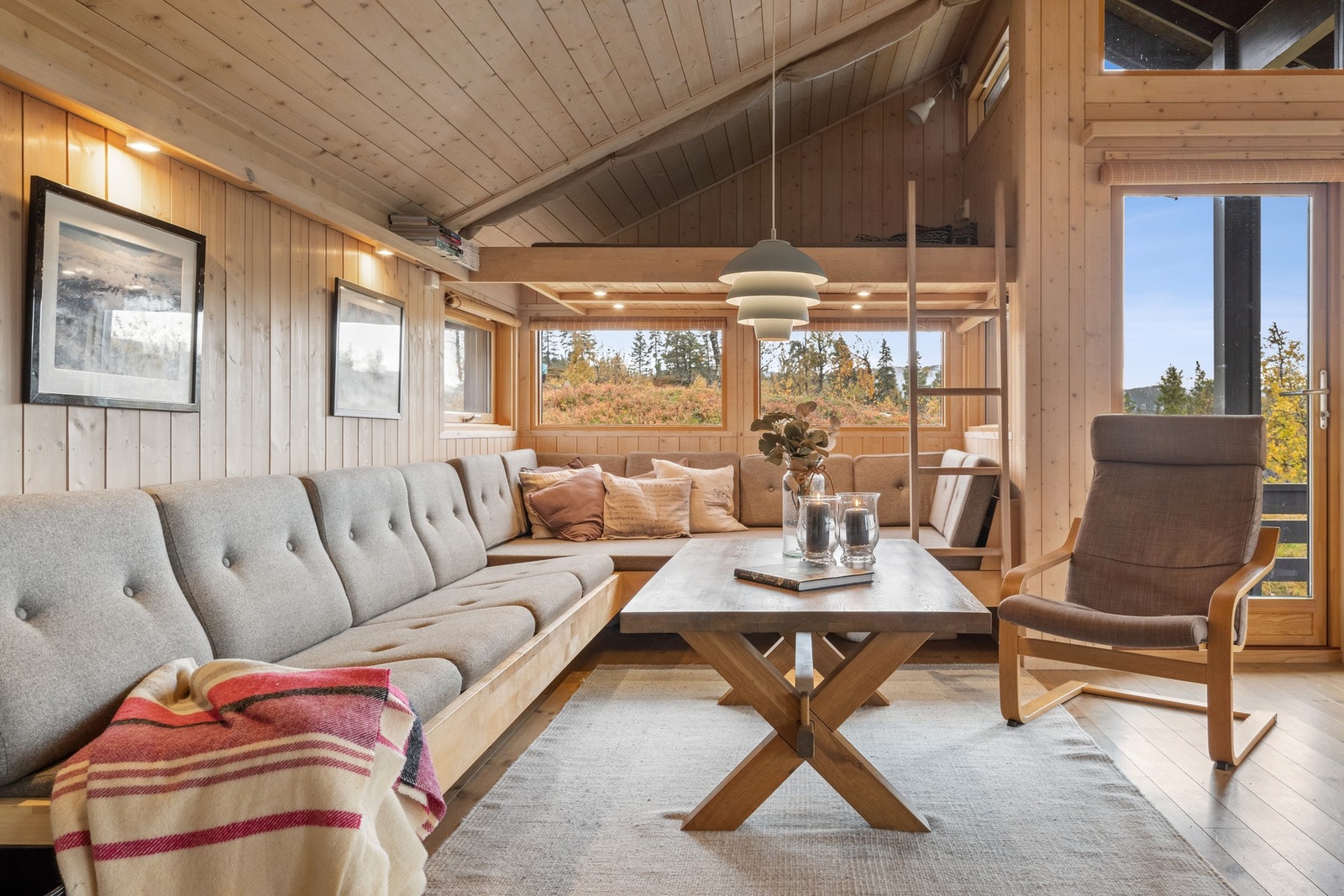 Det rausta taket og store vindusflater gir en god og luftig romfølelse. Galleribilde