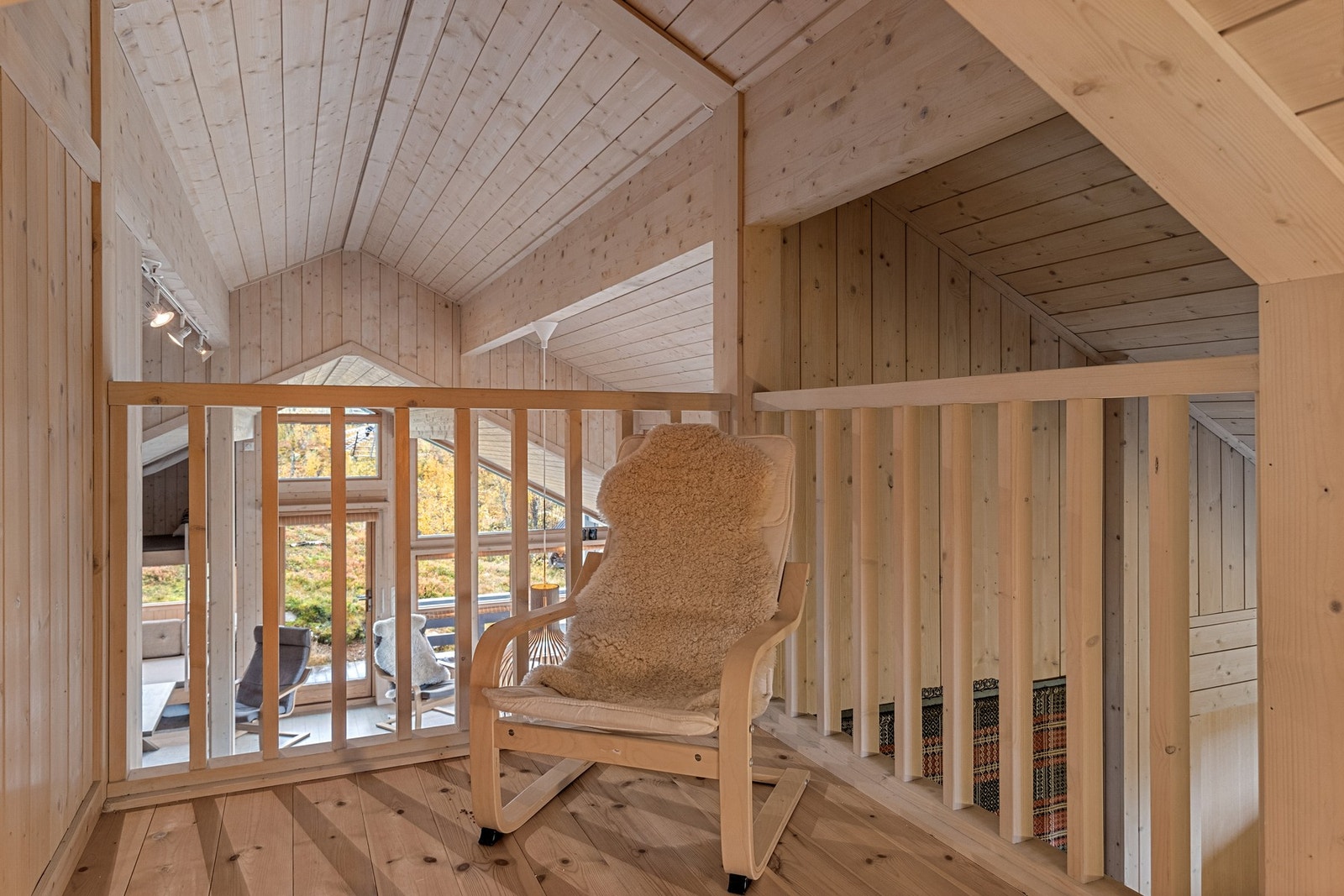 Hems åpen ned mot stue. Galleribilde