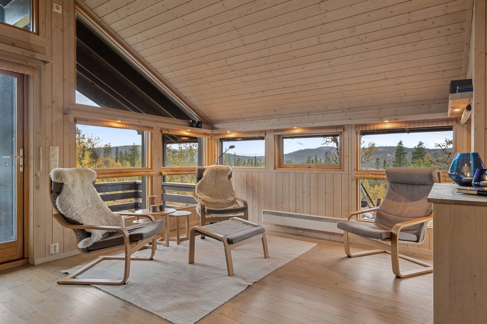 Utgang til terrasse fra stue. Galleribilde