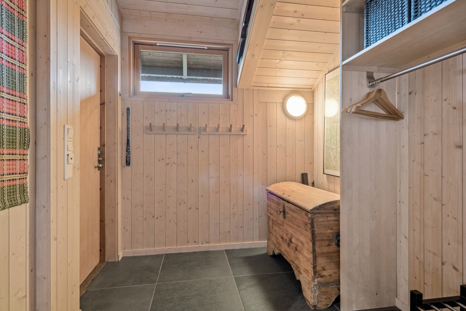 Velkommen inn! Entré med god plass til å henge fra seg yttertøy. Galleribilde