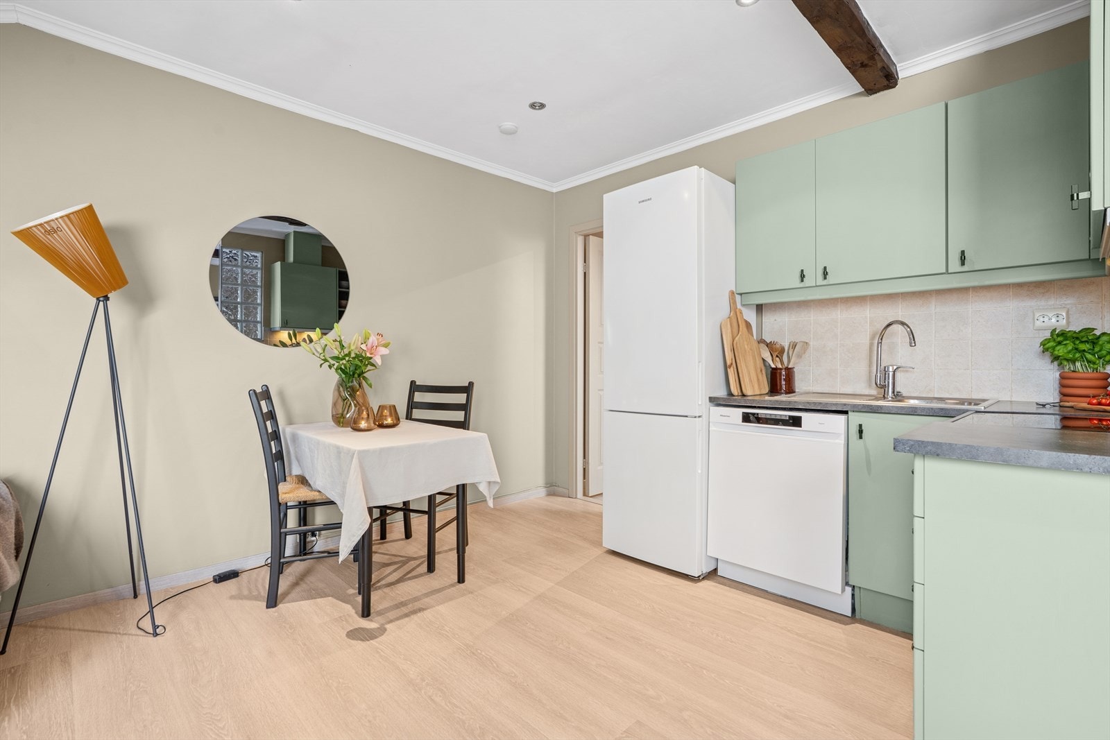 Det er også egen spisesone ved kjøkkenet. Perfekt for middagsgjester! Galleribilde