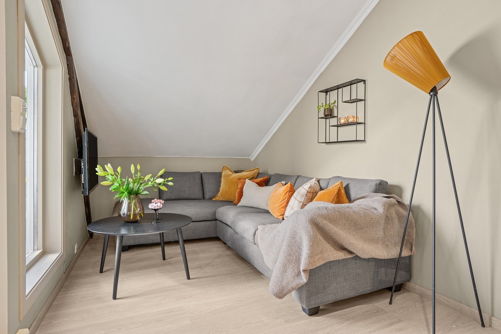 Leiligheten har synlige takbjelker og meget god planløsning. Galleribilde