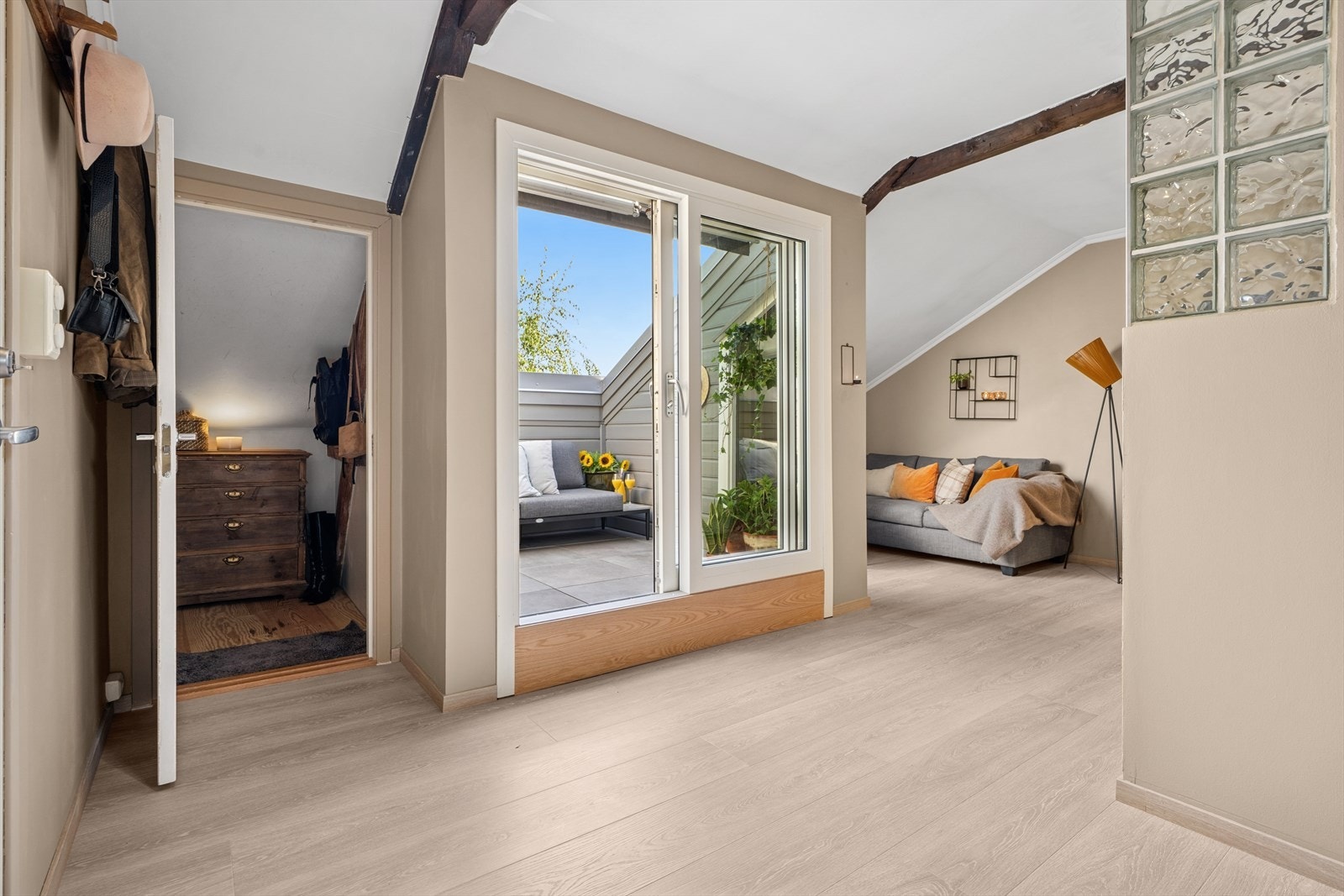 Døren ut til terrassen er også av nyere dato, vindusflatene her slipper inn rikelig med lys. Galleribilde